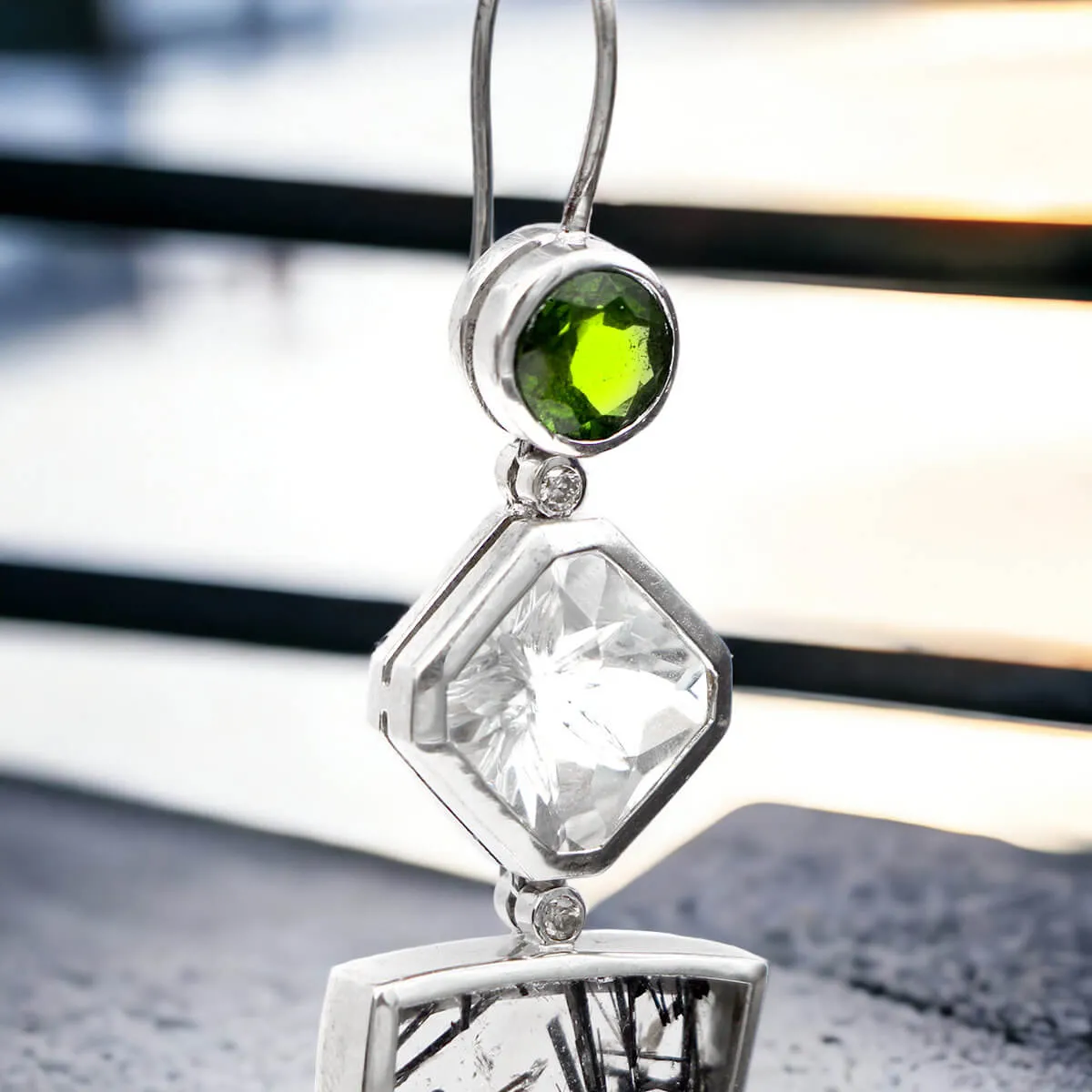 Orecchini in Quarzo Tormalinato, Tsavorite e Diamanti.