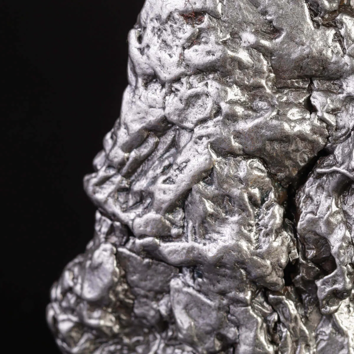 Frammento di Meteorite Ferroso: Un Pezzo di Asteroide dal Campo del Cielo.