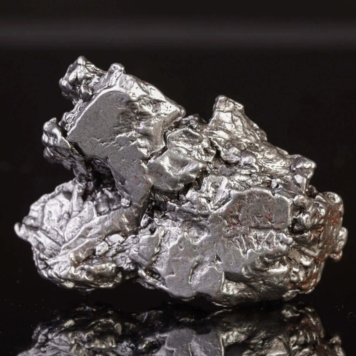 Frammento di Meteorite Ferroso: Un Pezzo di Asteroide dal Campo del Cielo.