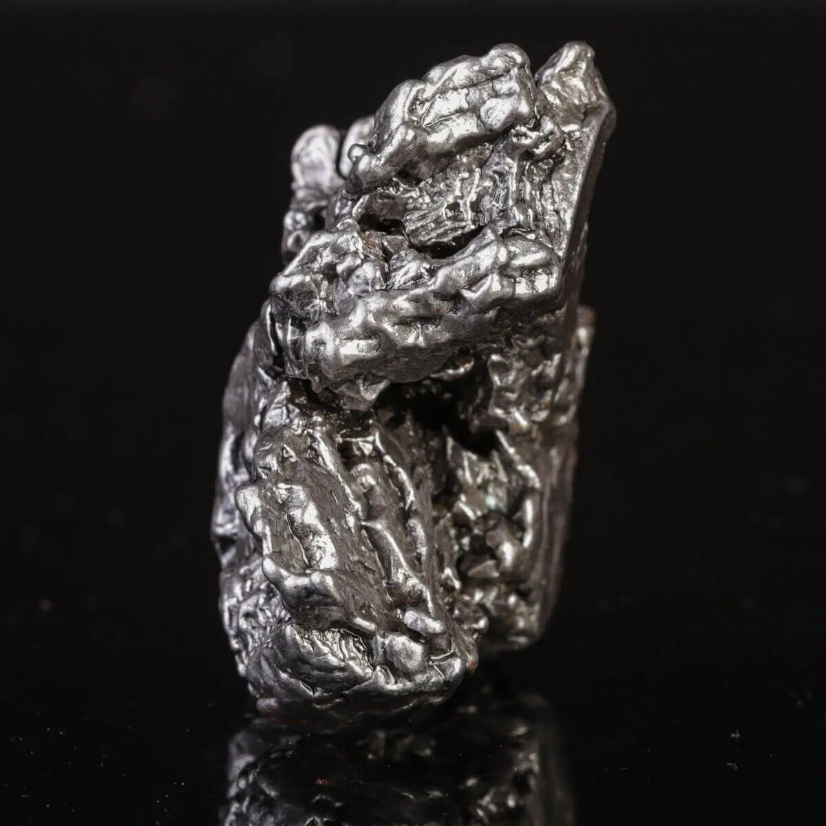 Frammento di Meteorite Ferroso: Un Pezzo di Asteroide dal Campo del Cielo.