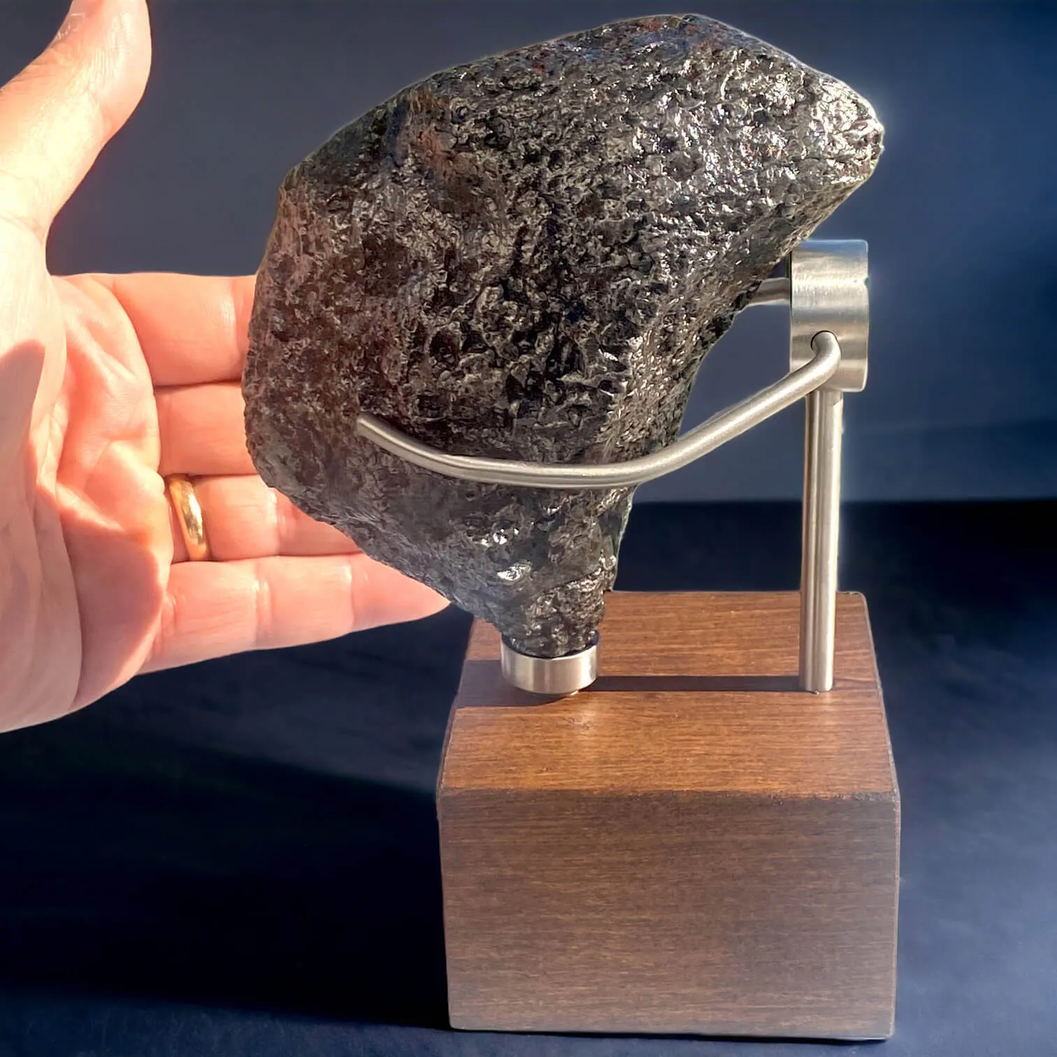 Meteorite Campo del Cielo da 2,5 kg su Base in Legno ed Acciaio.