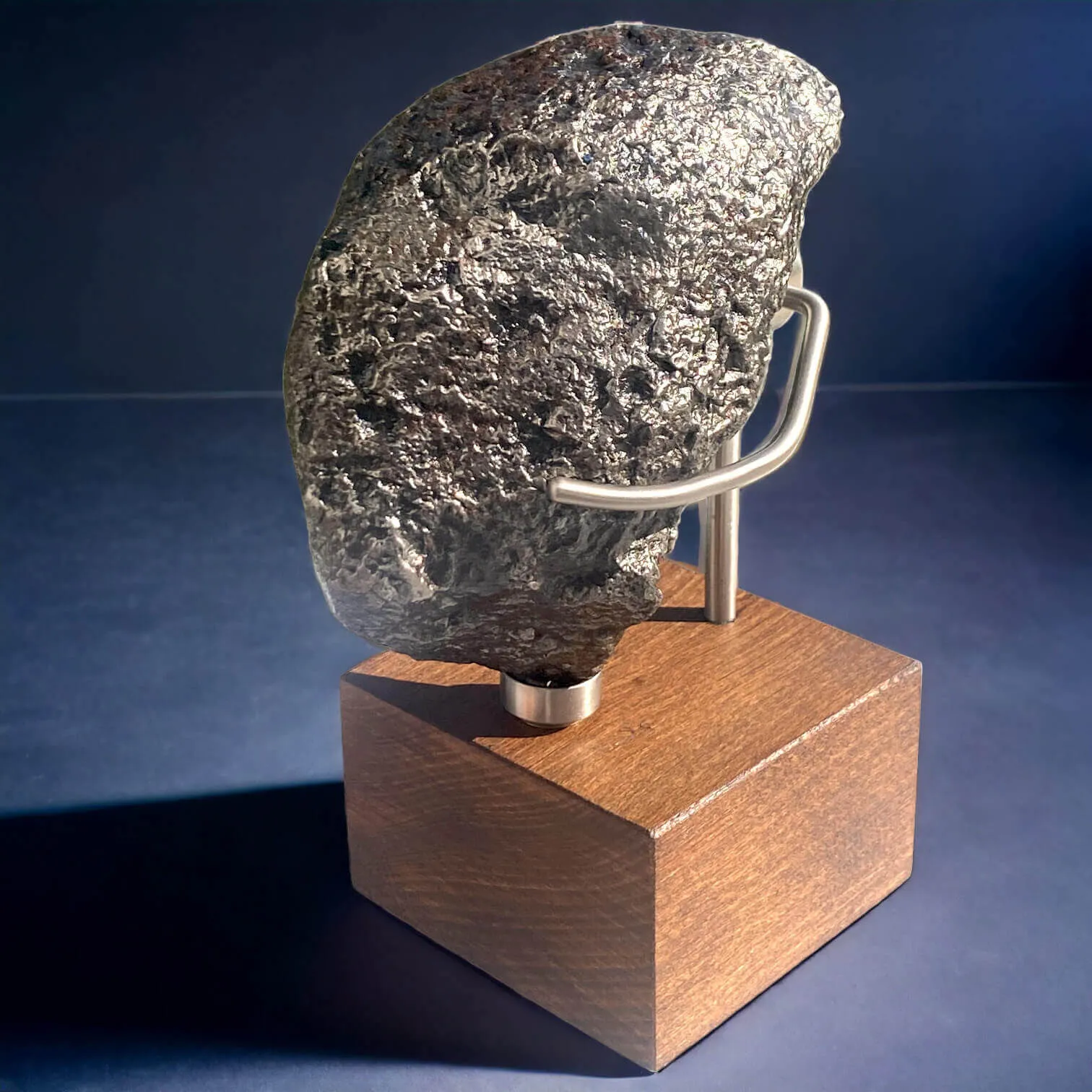 Meteorite Campo del Cielo da 2,5 kg su Base in Legno ed Acciaio.