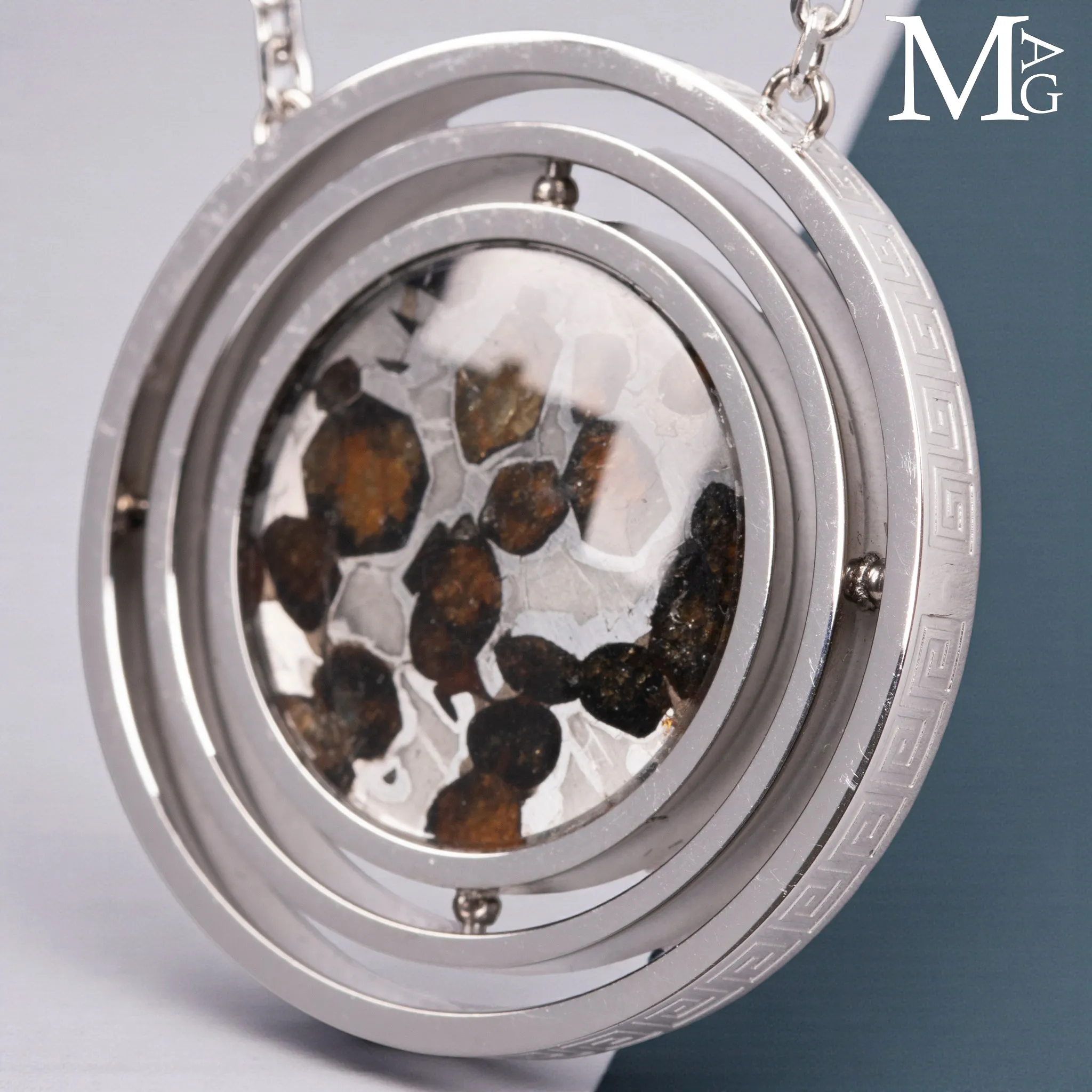 Gioiello orbitale in acciaio con di meteorite pallassite