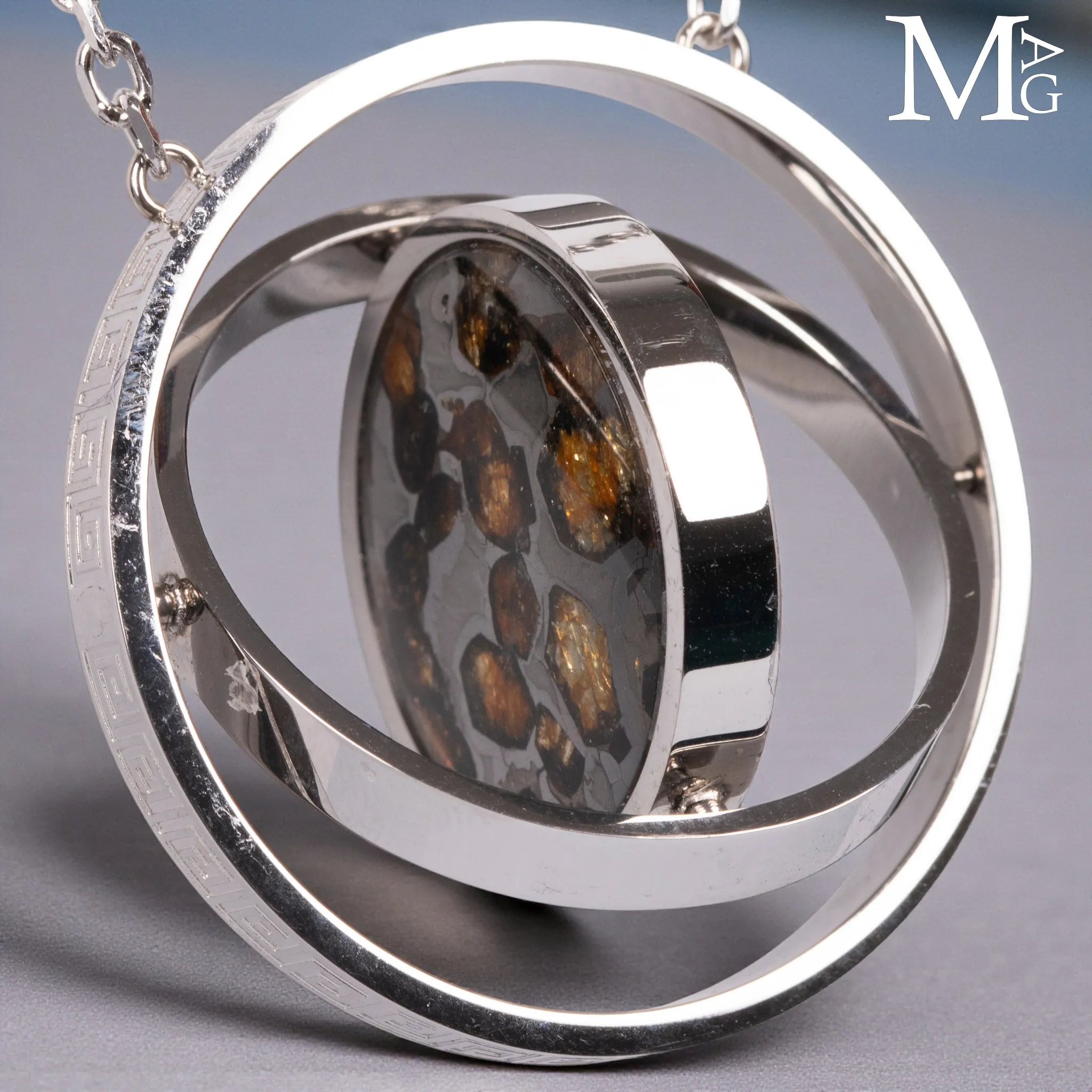Gioiello orbitale in acciaio con di meteorite pallassite