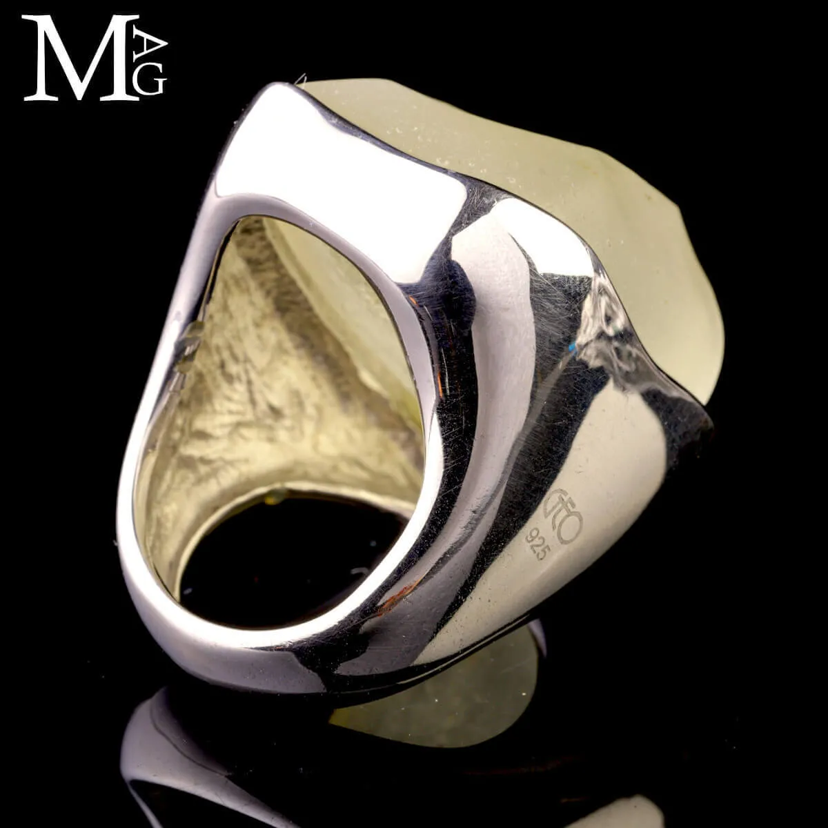 Anello in argento con vetro del deserto libico – Gemma naturale, satinata.