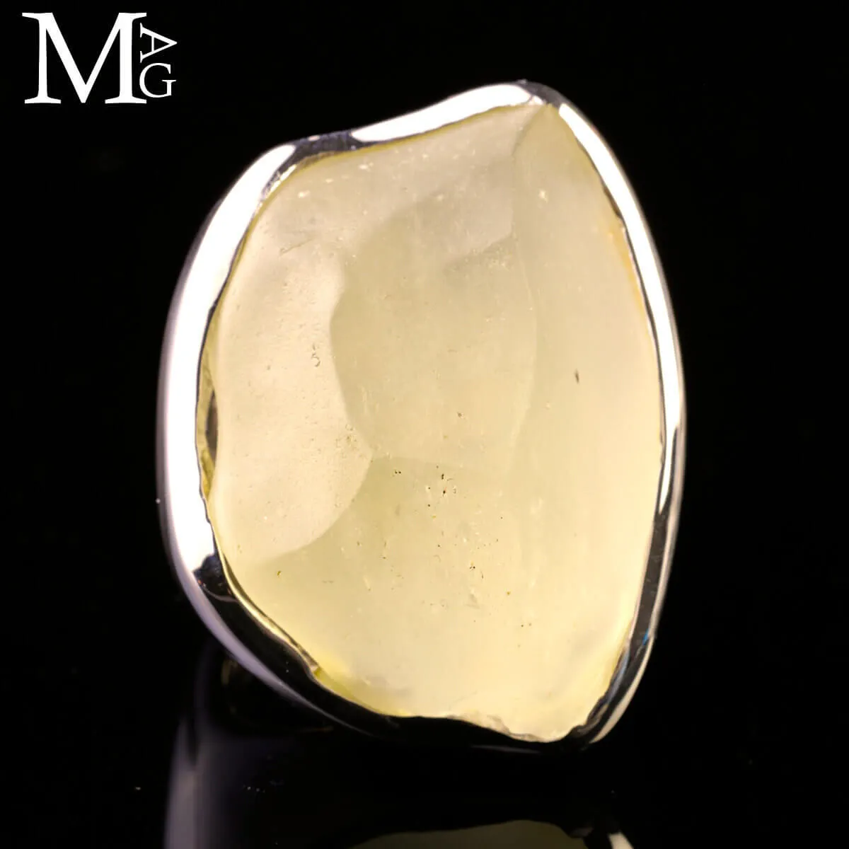 Anello in argento con vetro del deserto libico – Gemma naturale, satinata.