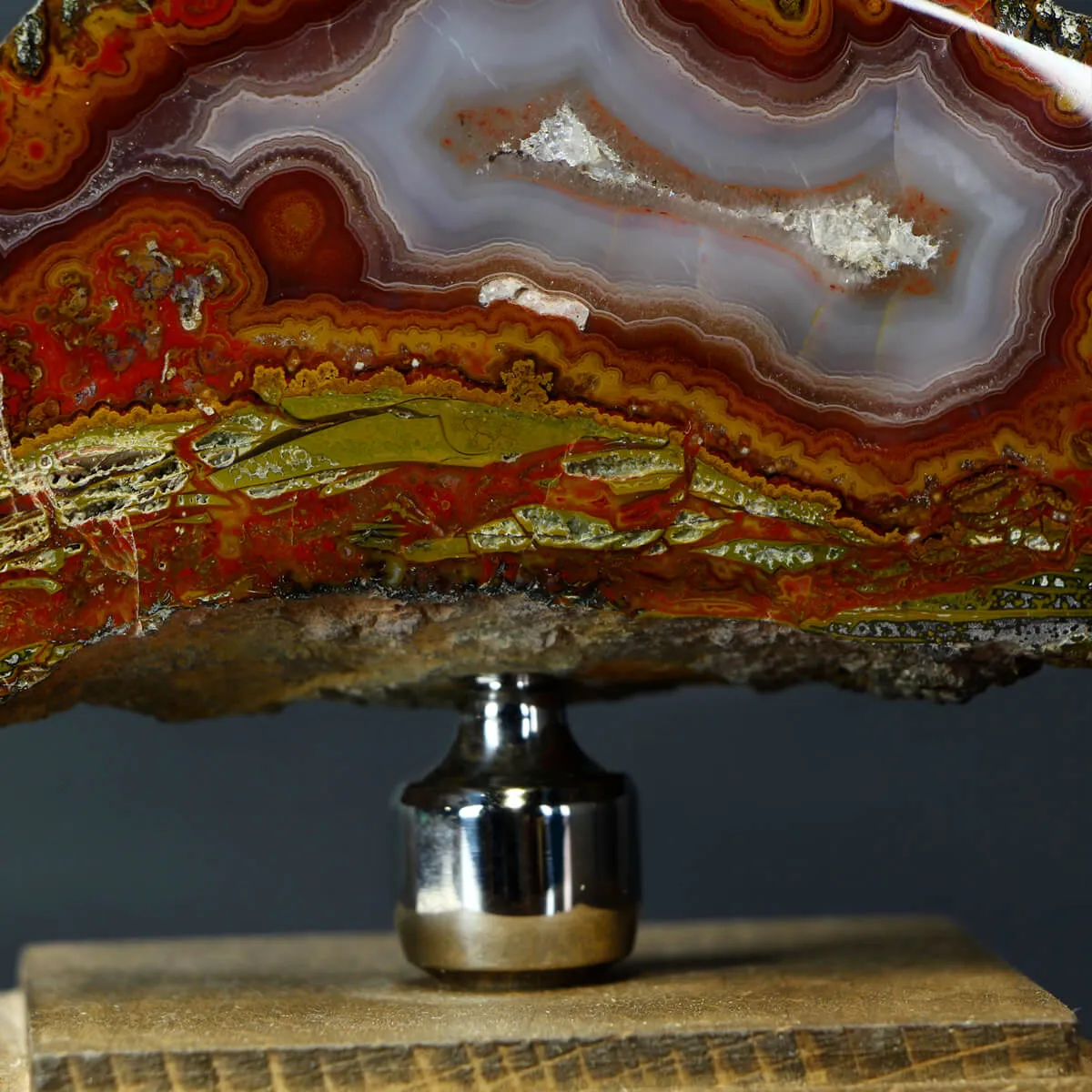 Geode Agata su piedistallo