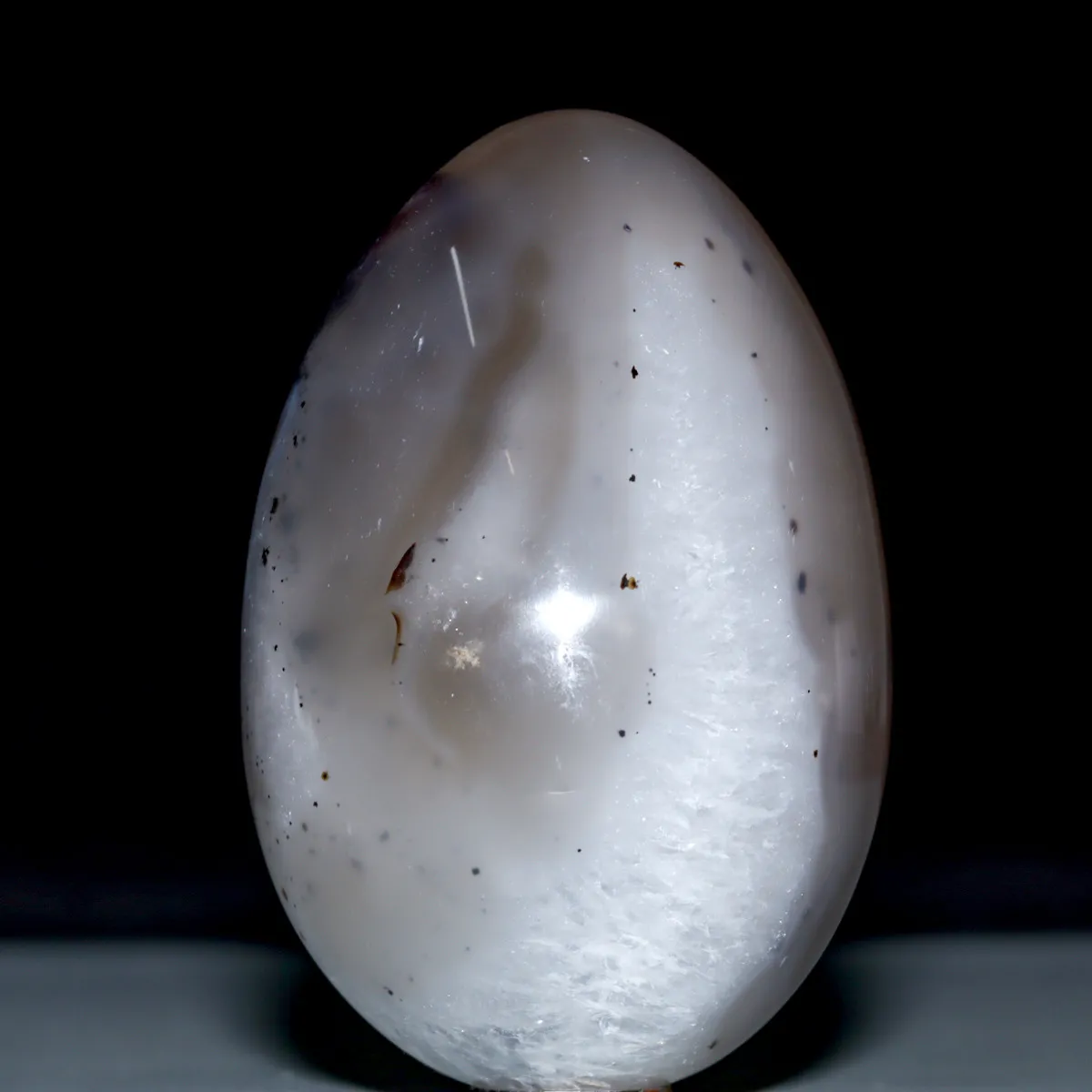Uovo in Agata Naturale con Geode Interno e Inclusioni Nere