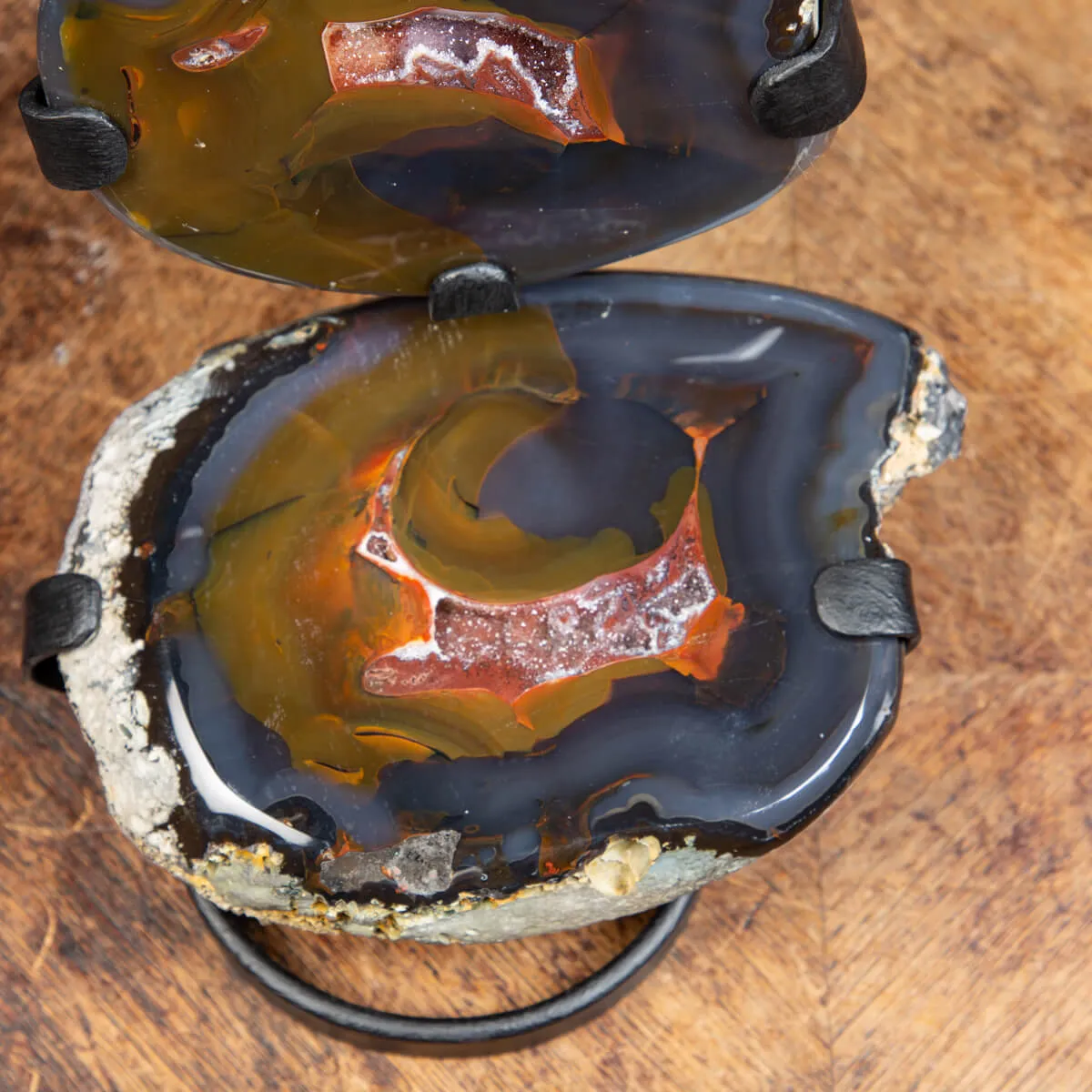 Geode Agata Sezionata Su Base