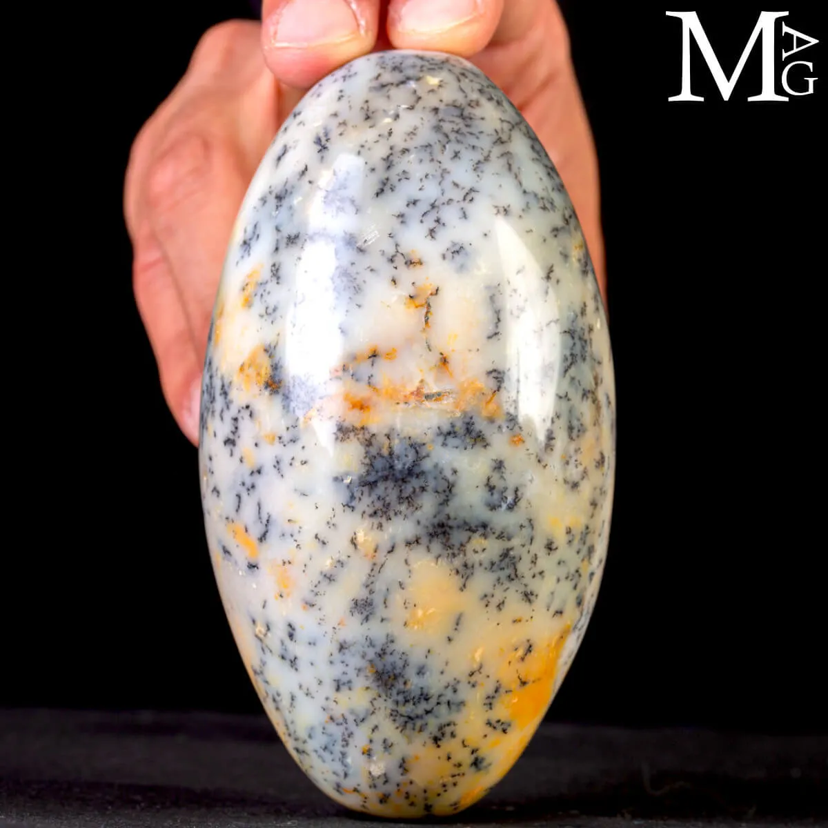 Lingam Sacro in Opale Dendritico.