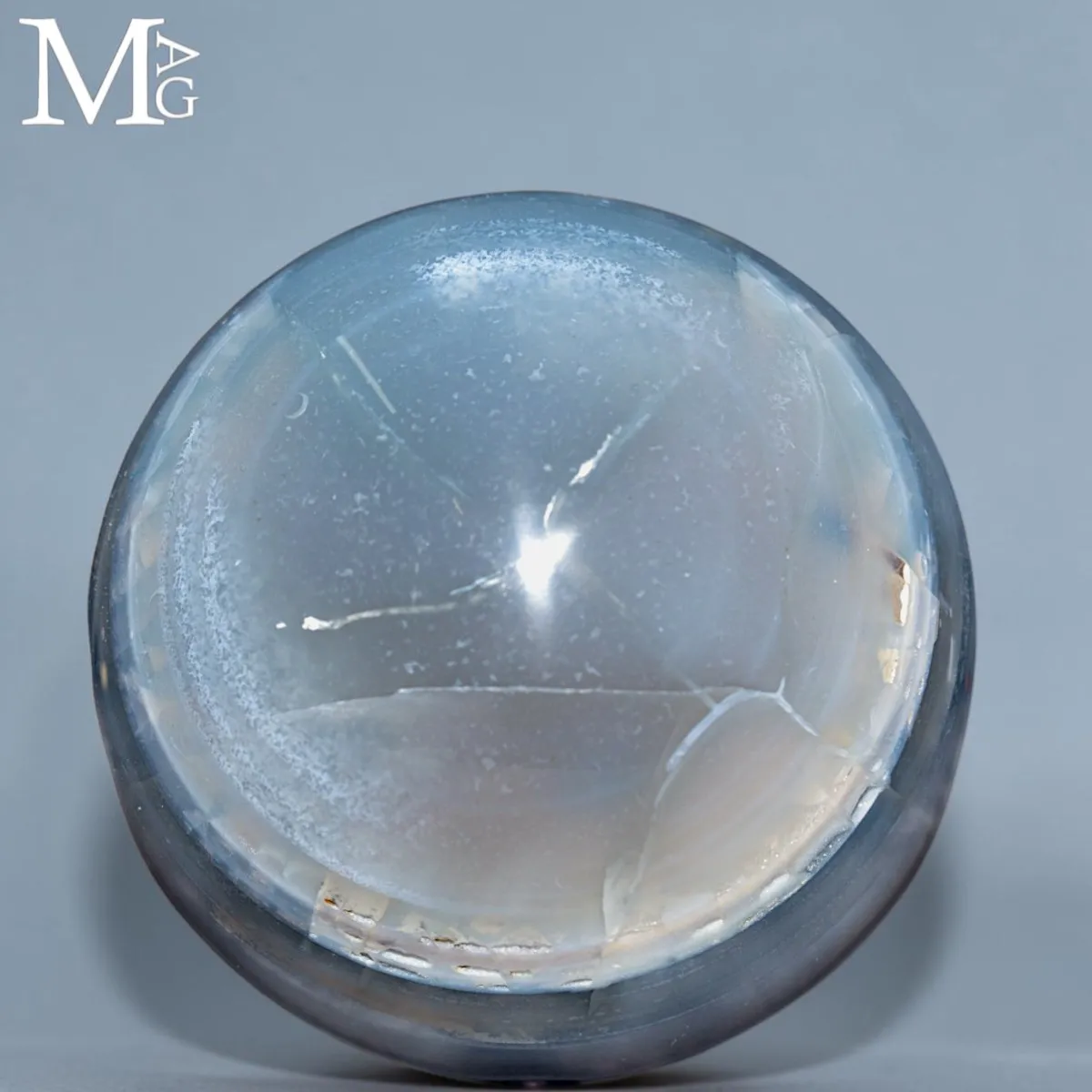 Sfera in Agata Azzurra a Bande – Un Mondo di Ghiaccio.