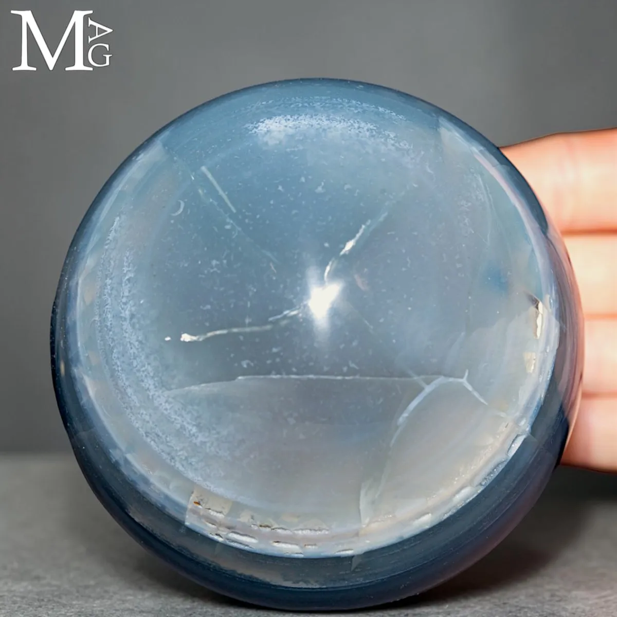 Sfera in Agata Azzurra a Bande – Un Mondo di Ghiaccio.