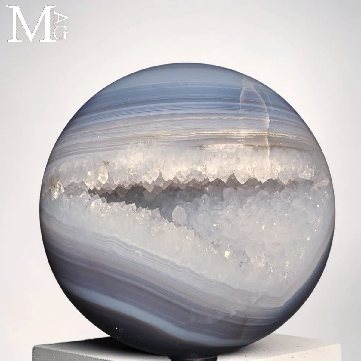 Sfera in Agata Naturale con Geode di Cristalli.