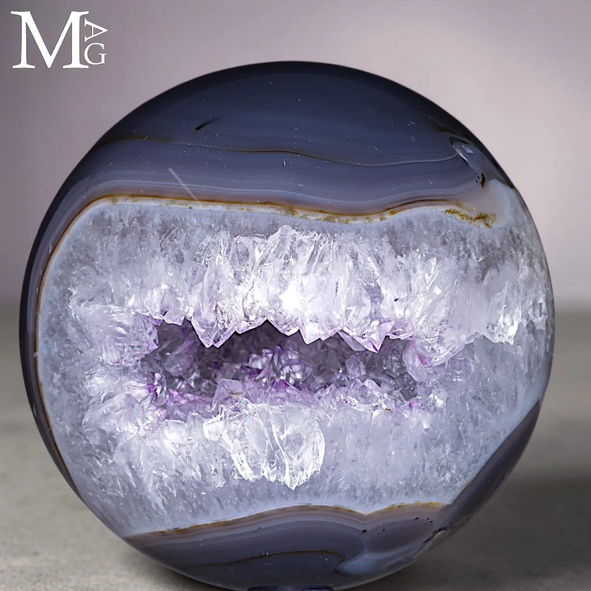 Sfera in Agata Naturale con Geode di Quarzo e Ametista.