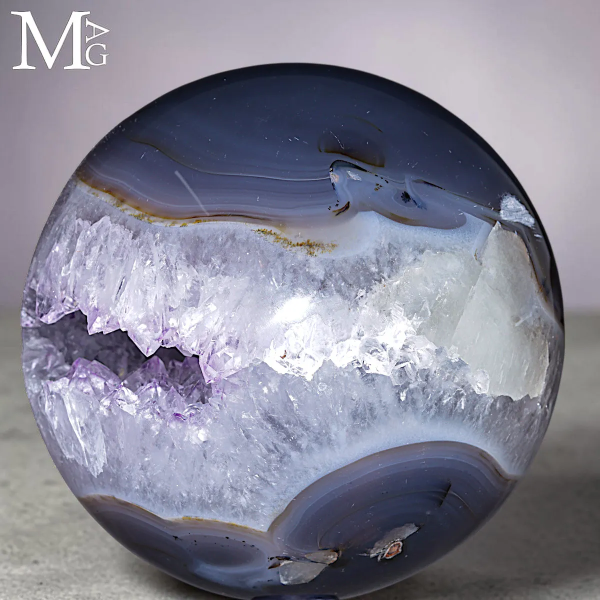 Sfera in Agata Naturale con Geode di Quarzo e Ametista.