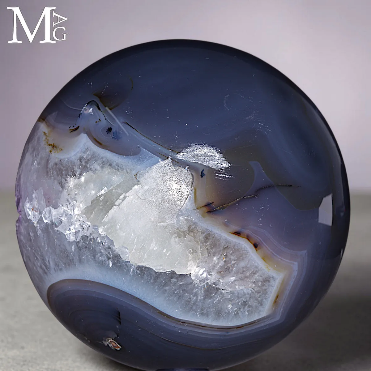 Sfera in Agata Naturale con Geode di Quarzo e Ametista.