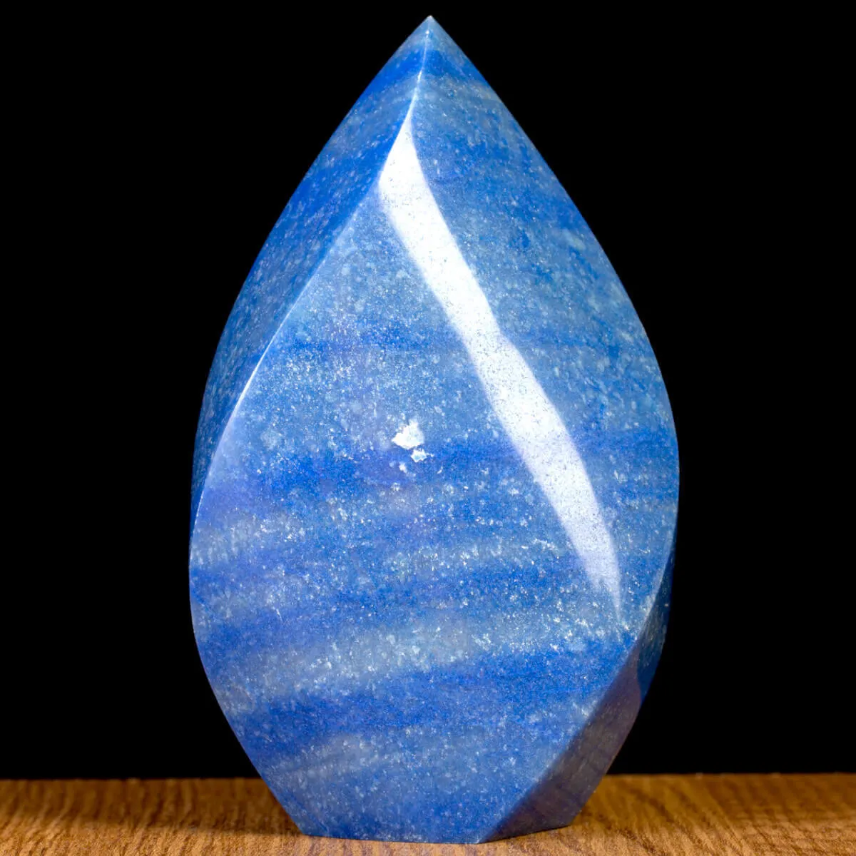 Scultura Fiamma in Quarzo Blu.