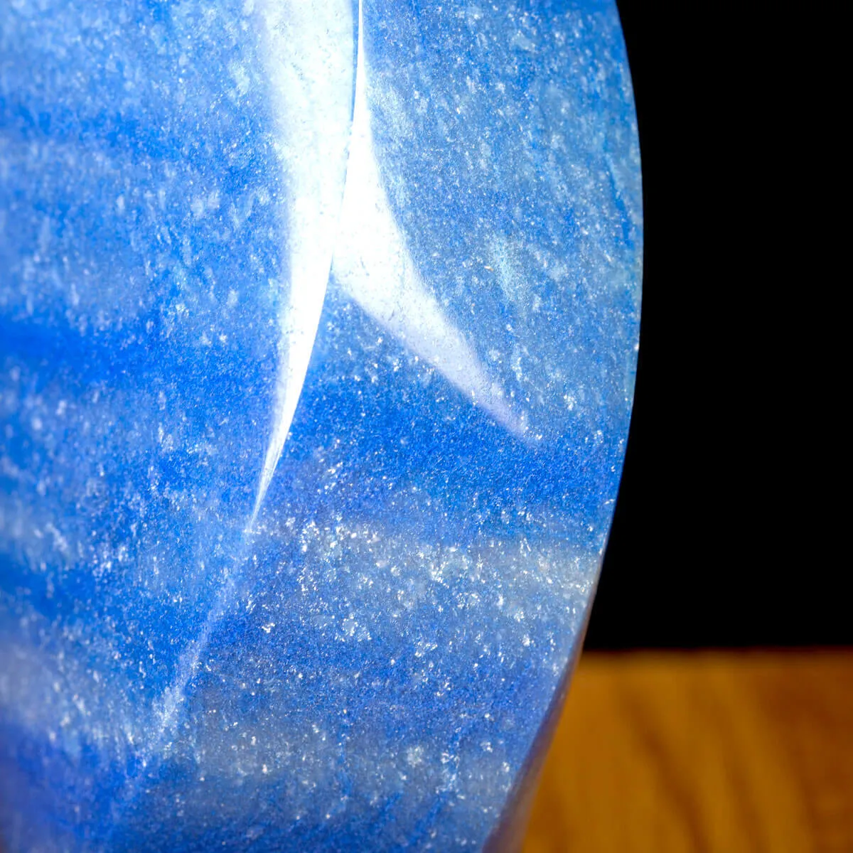 Scultura Fiamma in Quarzo Blu.