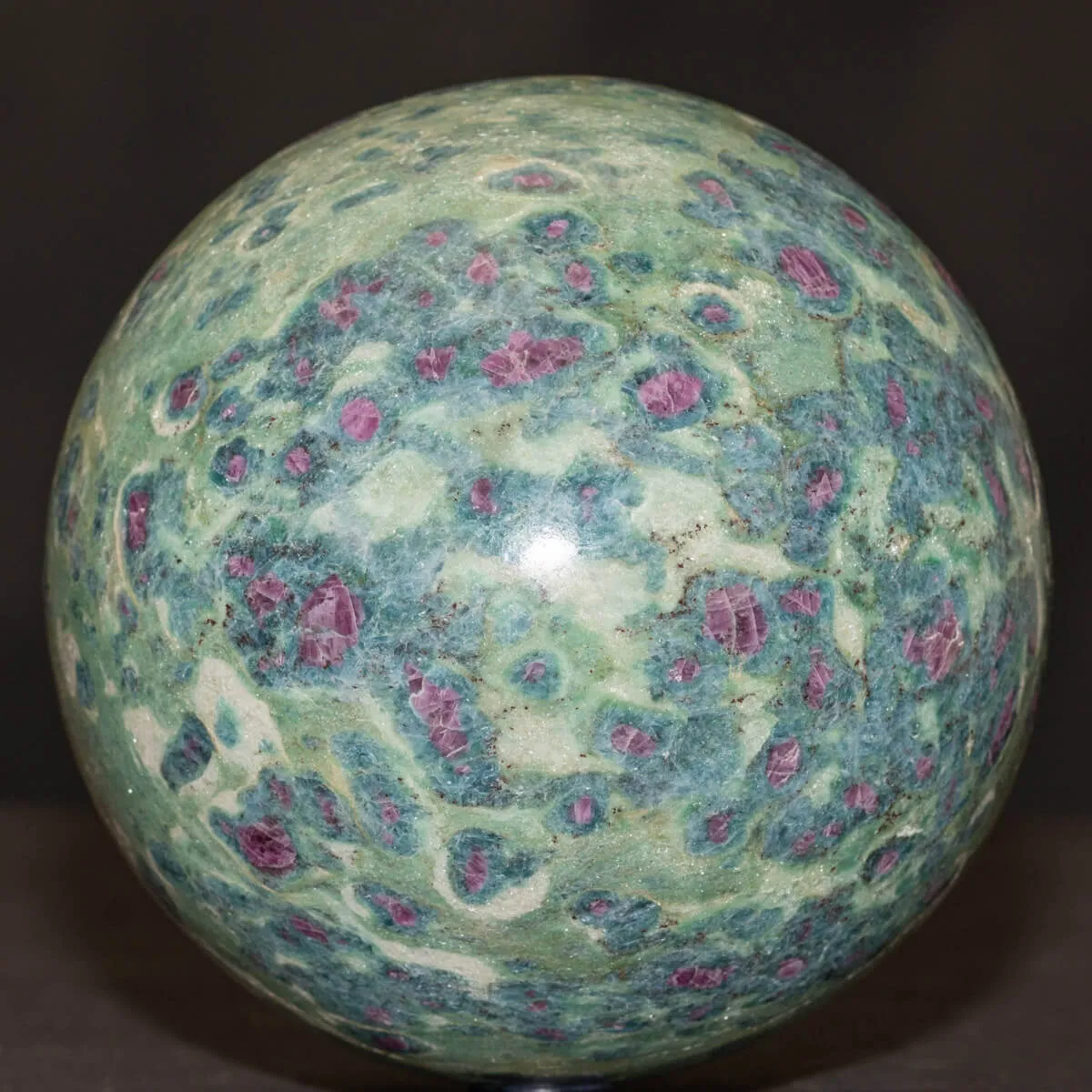 Sfera in Ruby Zoisite – Energia, Passione e Armonia.