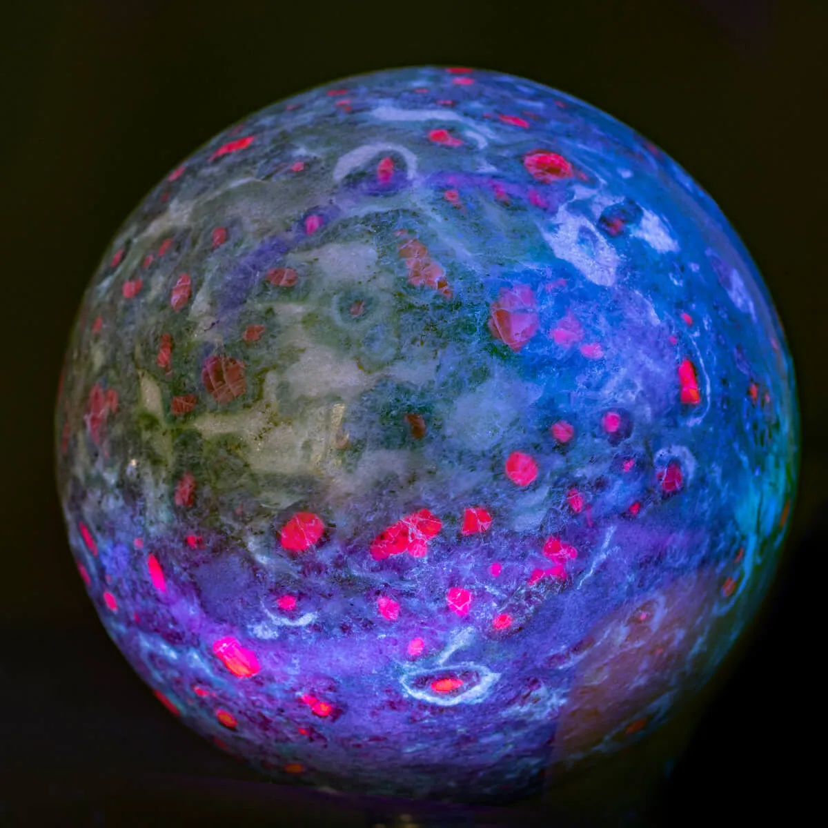 Sfera in Ruby Zoisite – Energia, Passione e Armonia.