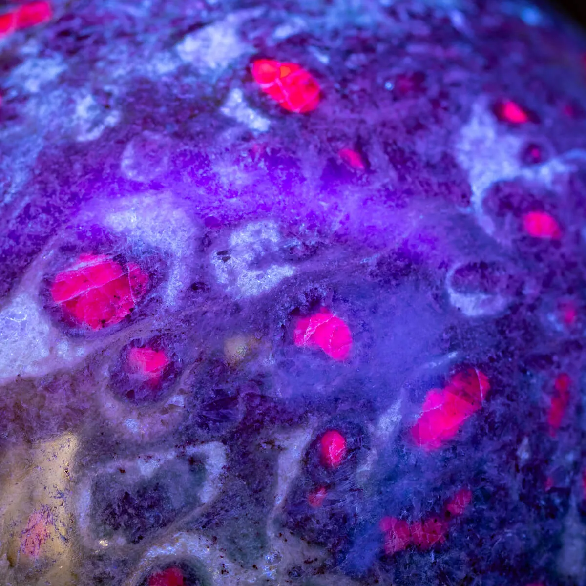 Sfera in Ruby Zoisite – Energia, Passione e Armonia.