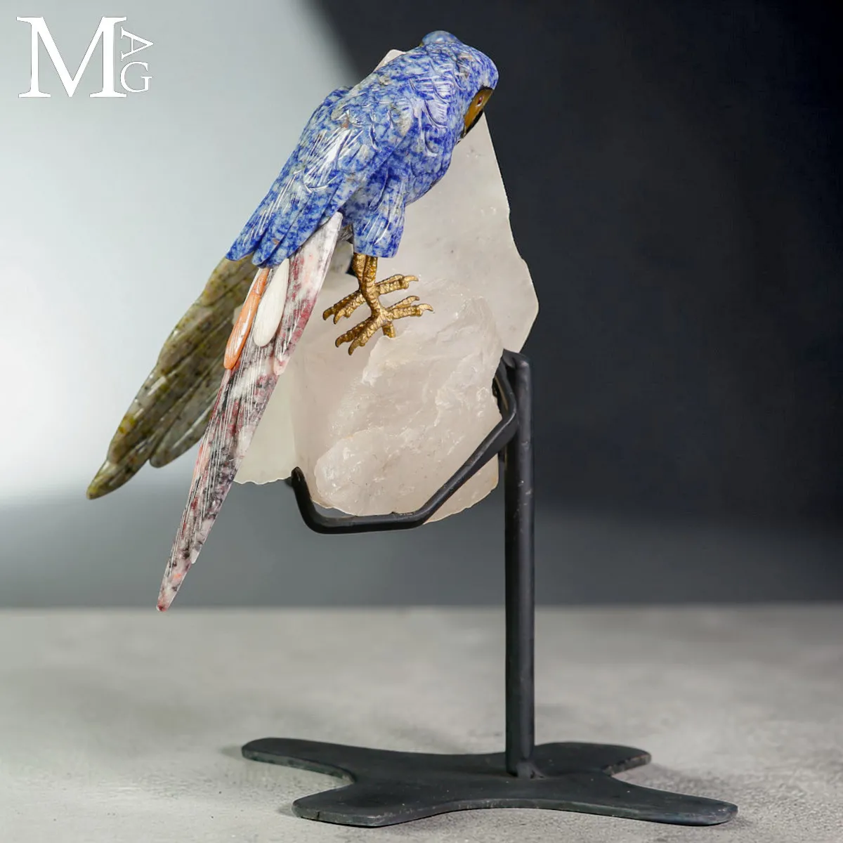 Coppia di Pappagalli in Sodalite su Cristallo di Quarzo.