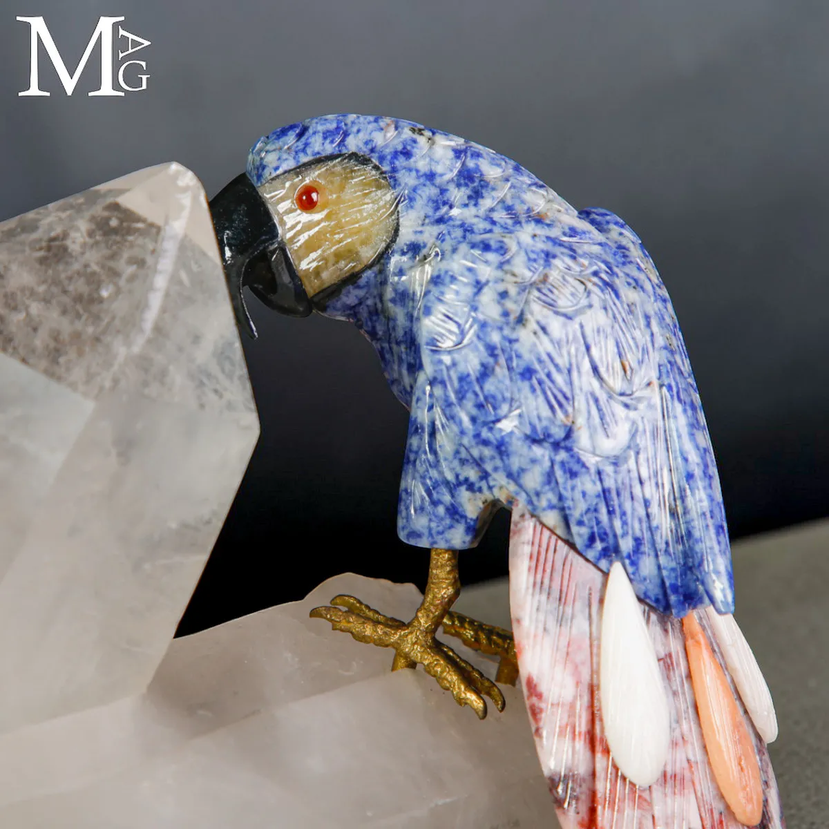 Coppia di Pappagalli in Sodalite su Cristallo di Quarzo.