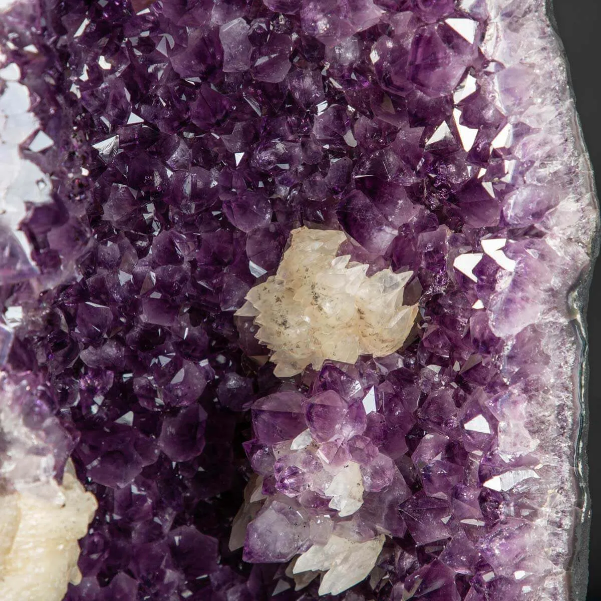 Geode di  Ametista - Grotta di cristalli Viola con Calcite