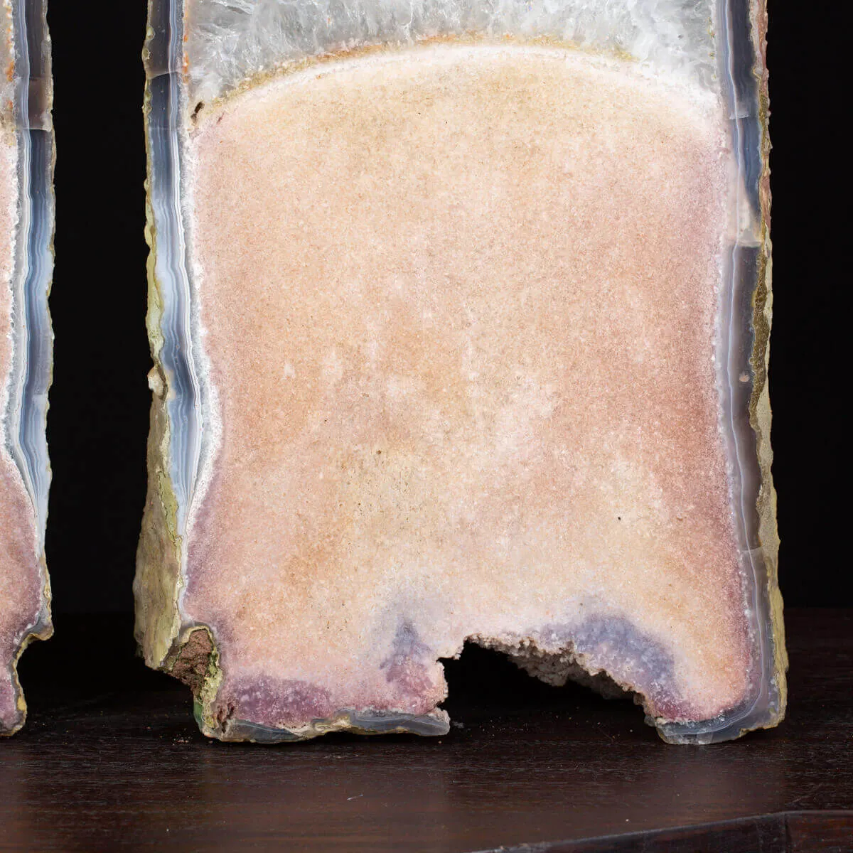 Particolarissimo Geode di Quarzo Ametista: Una Meraviglia Geologica a Doppia Formazione.