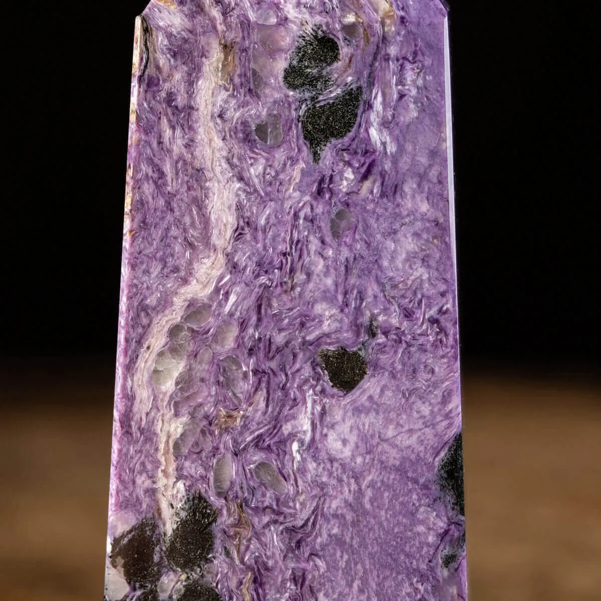 Obelisco in Charoite