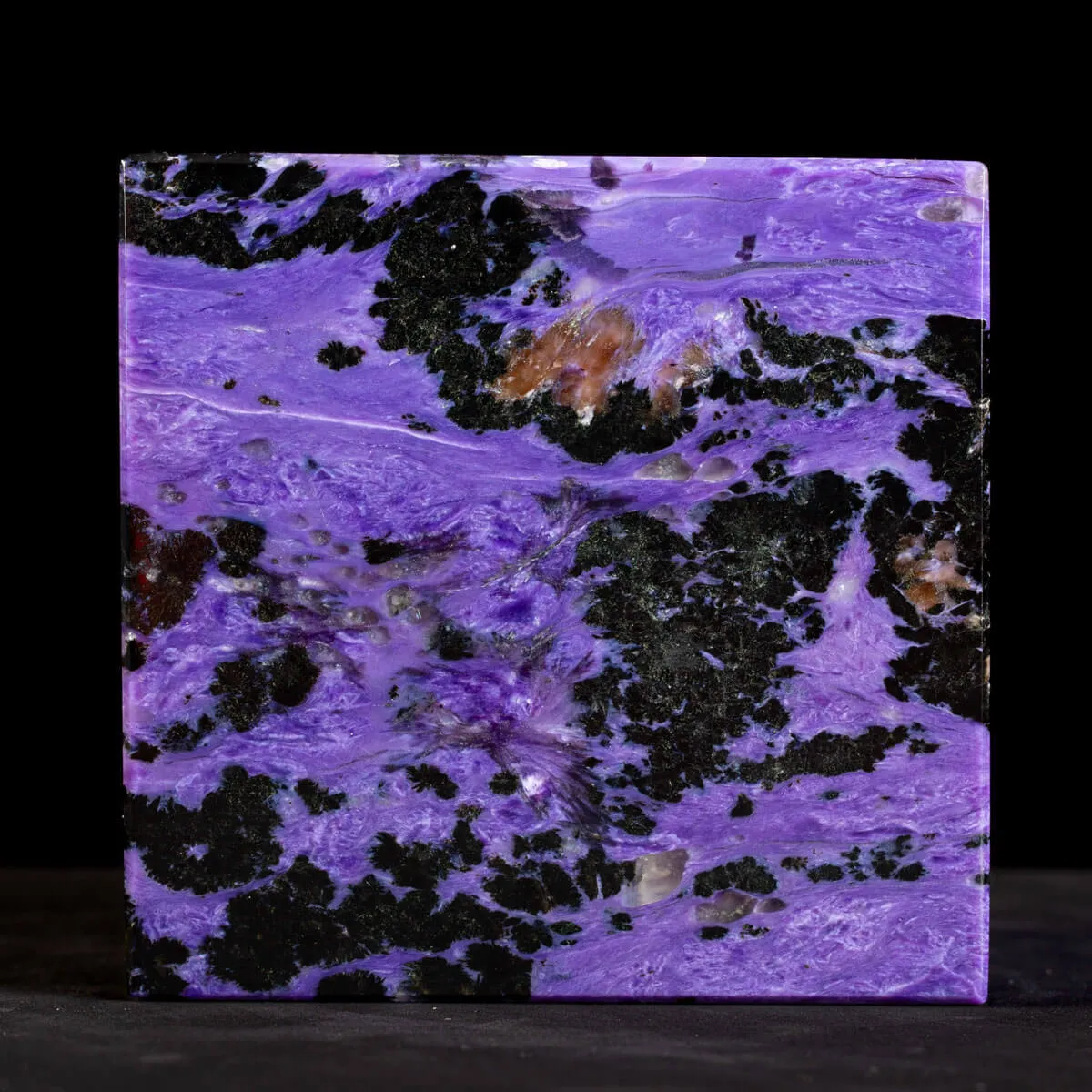 Straordinario Cubo in Charoite