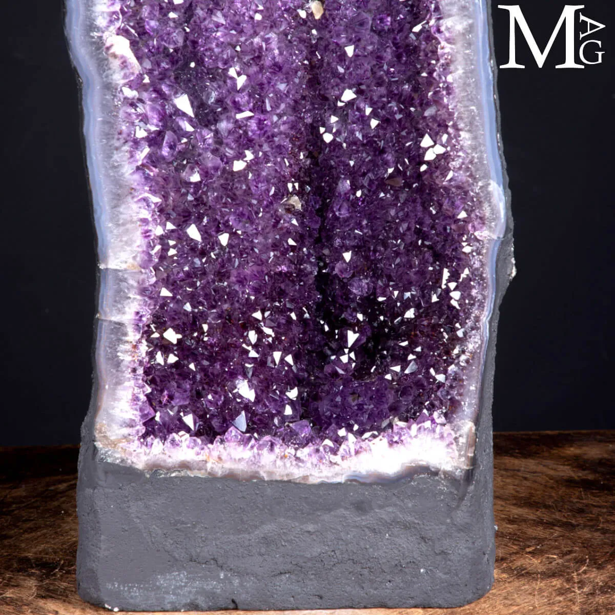 Geode di Ametista: Affascinante cattedrale di Cristalli Viola.