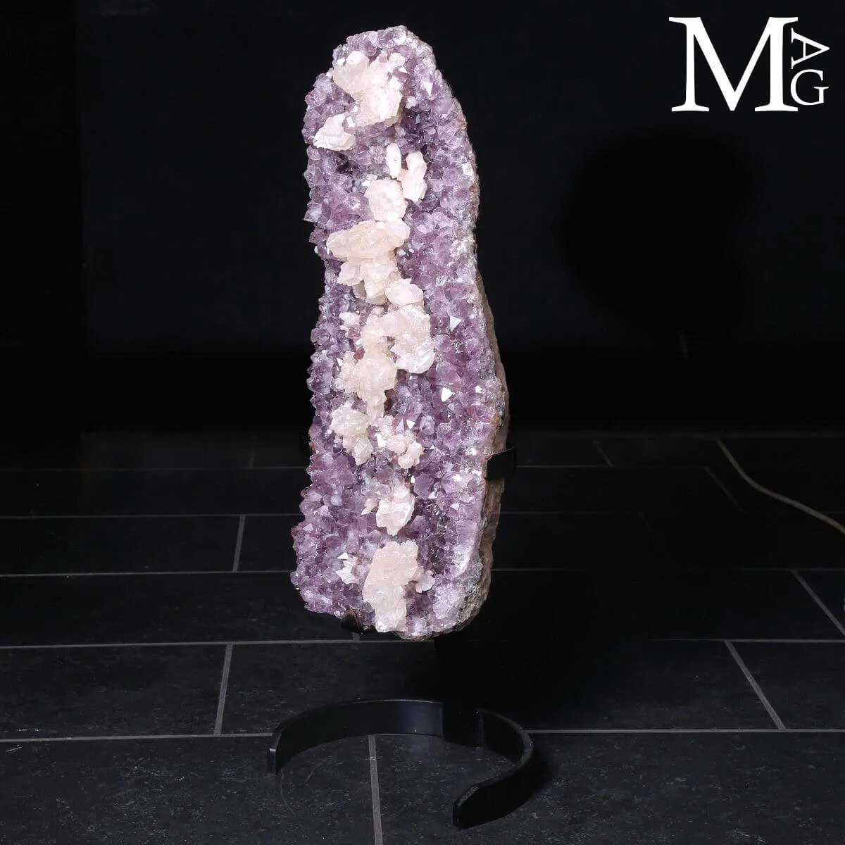 Meraviglia Naturale: Geode di Ametista con cristalli di calcite.
