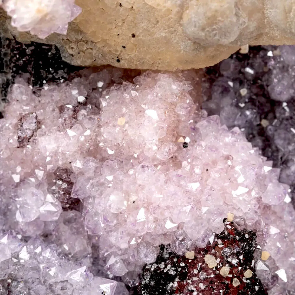 Campione di Ametista con Calcite e Goethite.