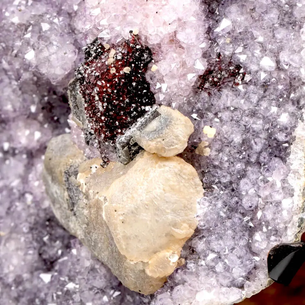 Campione di Ametista con Calcite e Goethite.