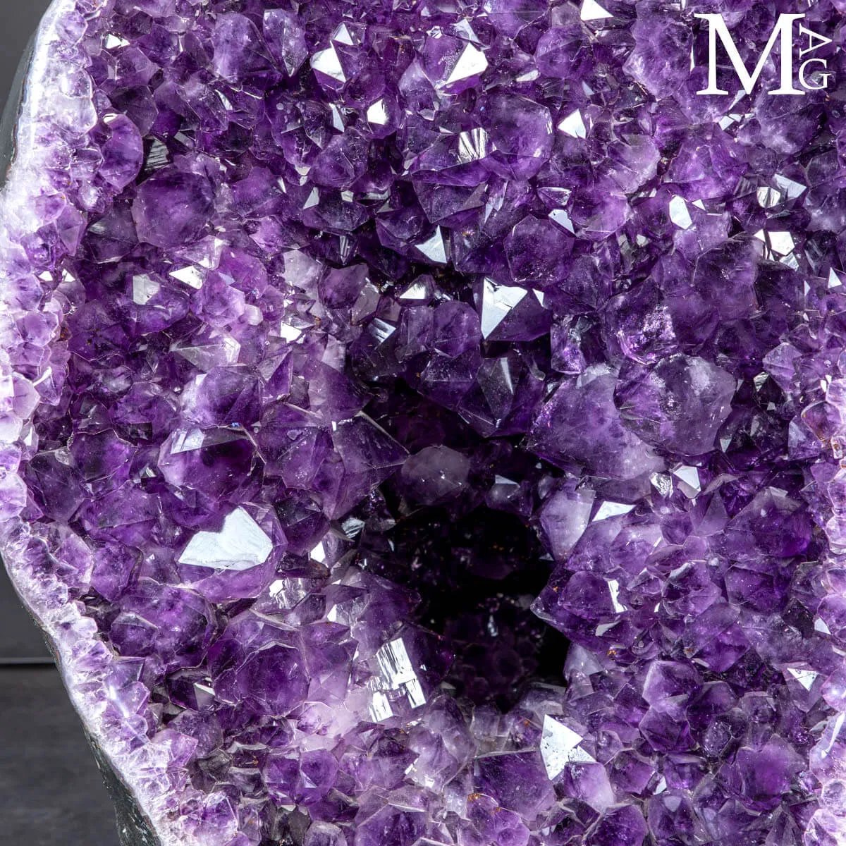 Maestoso Geode di Ametista dal Brasile: Un Capolavoro della Natura.