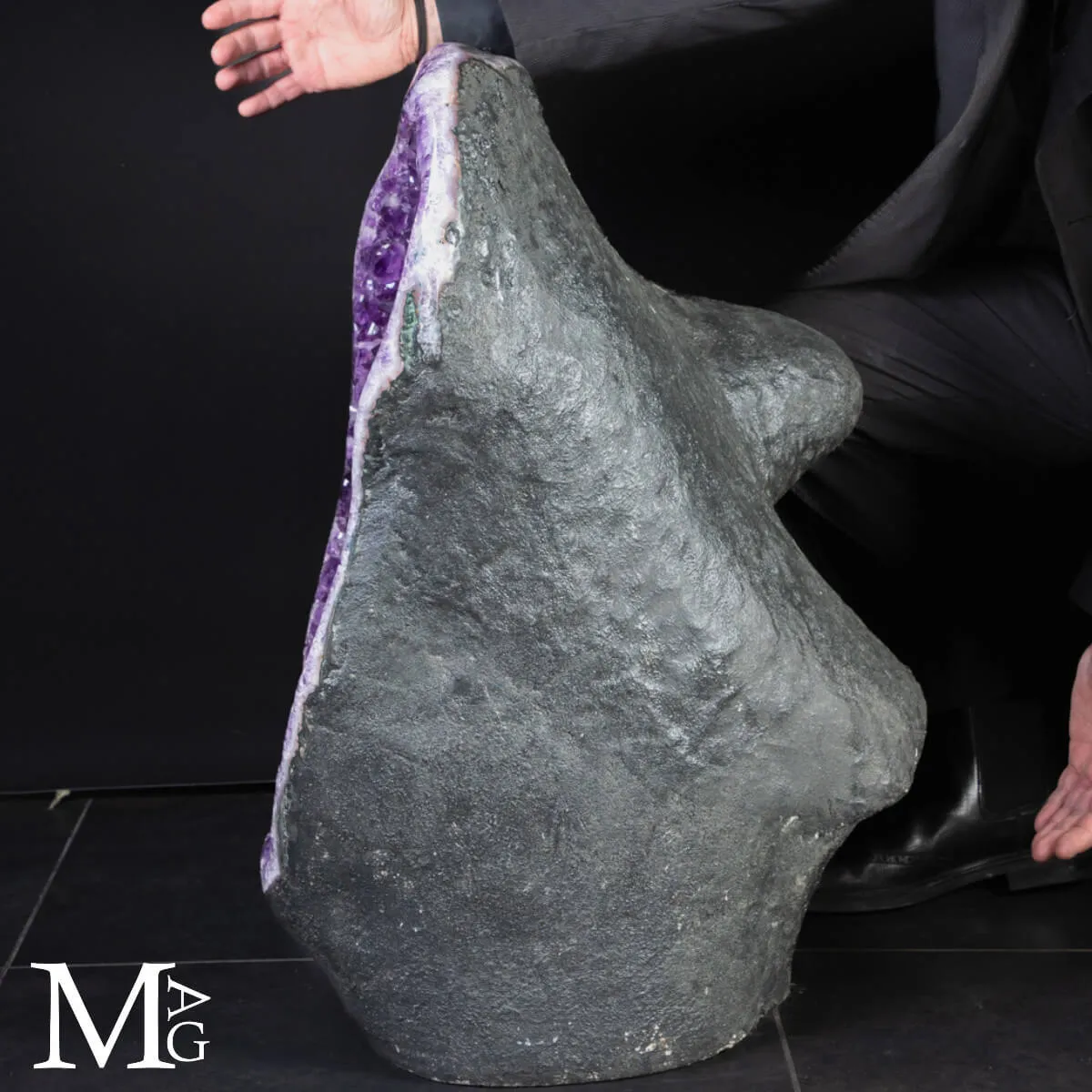 Maestoso Geode di Ametista dal Brasile: Un Capolavoro della Natura.
