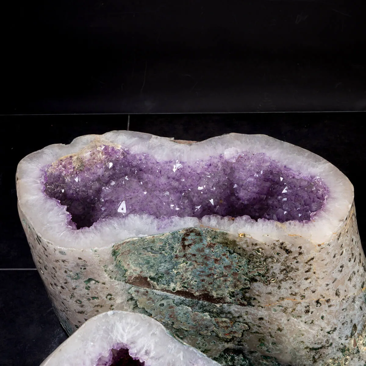 Geode di Ametista: Un Tesoro Naturale di Eleganza e Mistero.