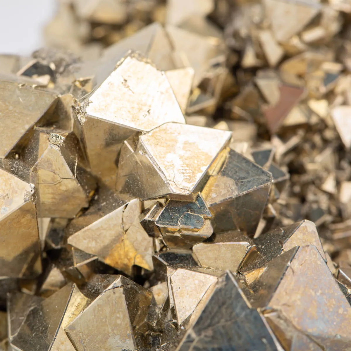 Pirite Piramidale di Huanzala: Geometria Unica.