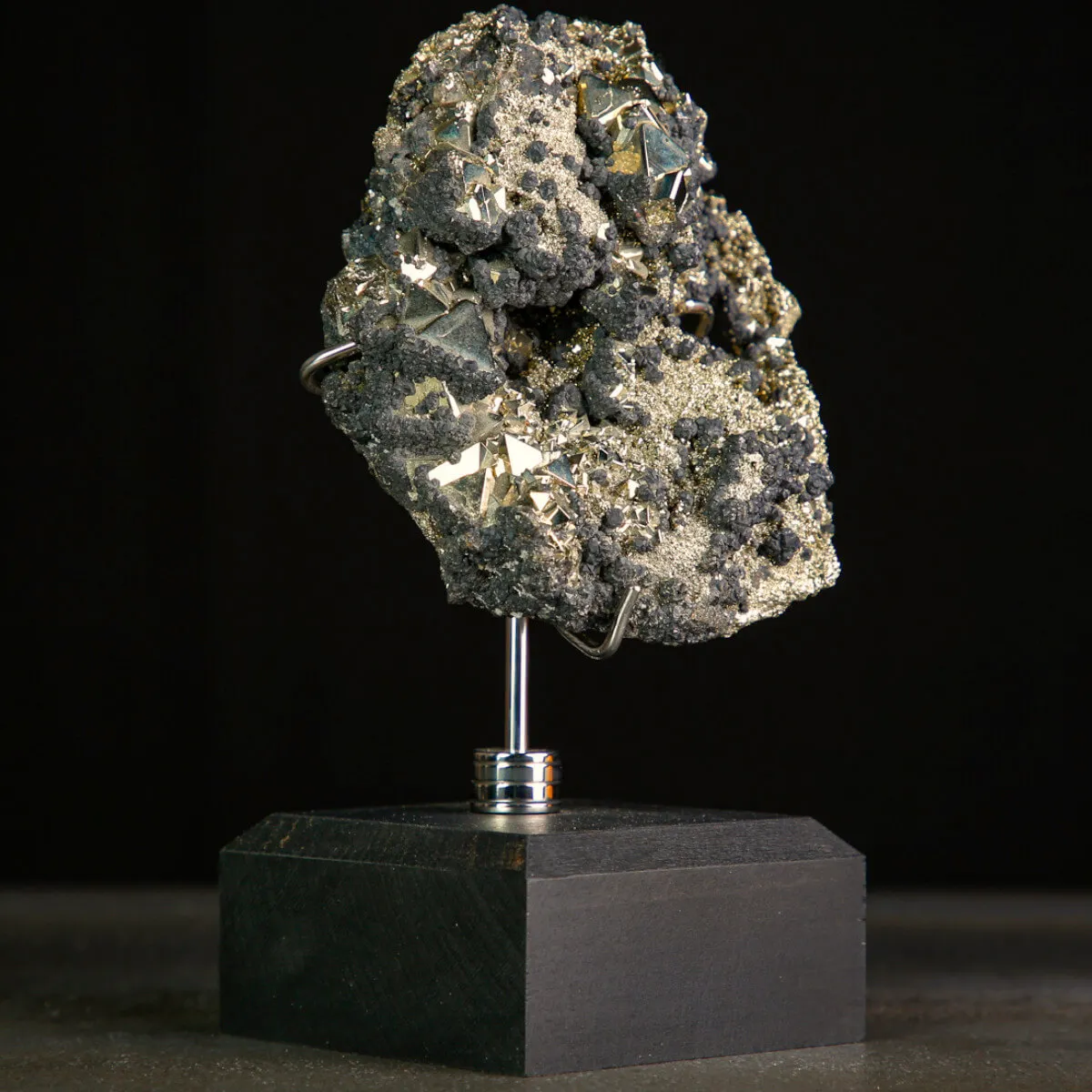 Pirite su matrice con cristalli piramidali – Miniera di Huanzala.