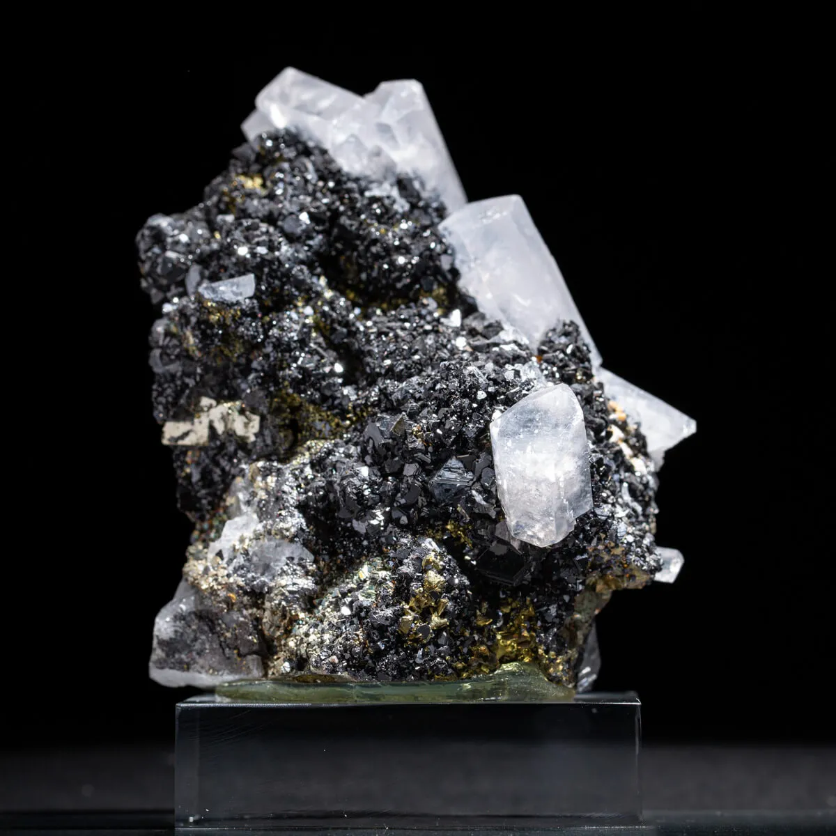 Cristalli esagonali di Calcite su Pirite e Sfalerite