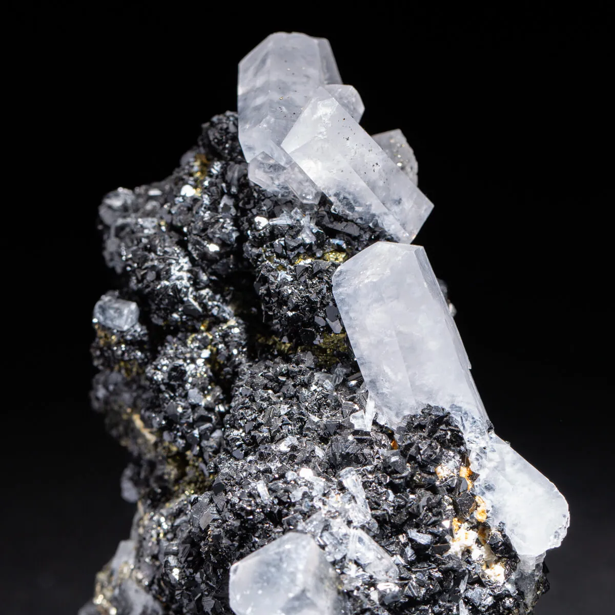Cristalli esagonali di Calcite su Pirite e Sfalerite