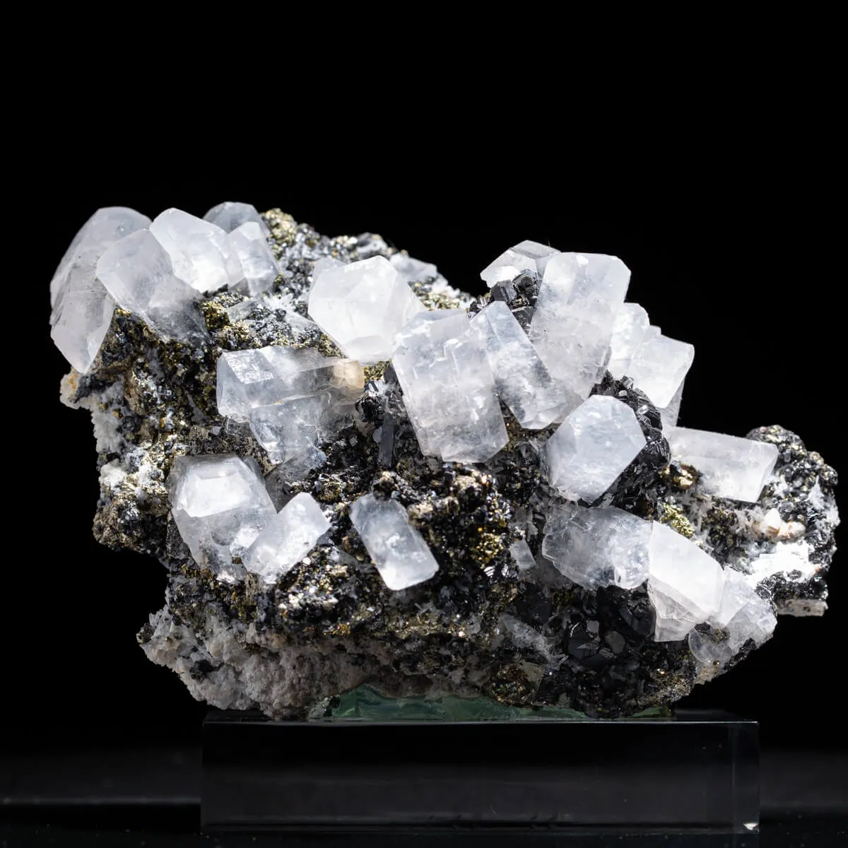 Calcite esagonale su pirite e sfalerite.