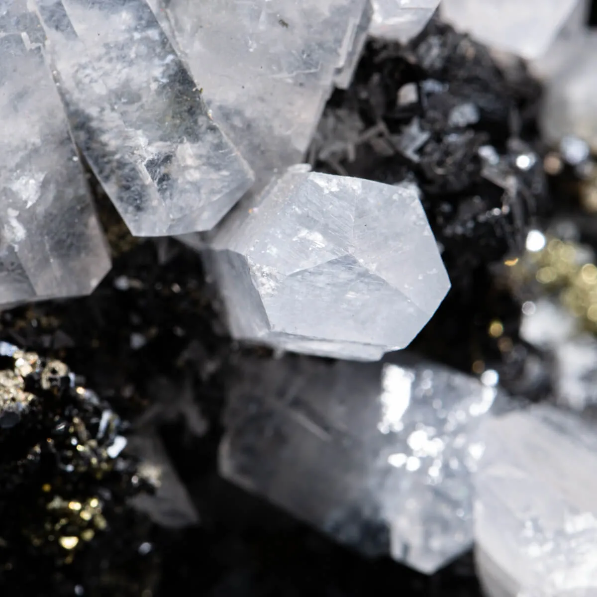 Calcite esagonale su pirite e sfalerite.