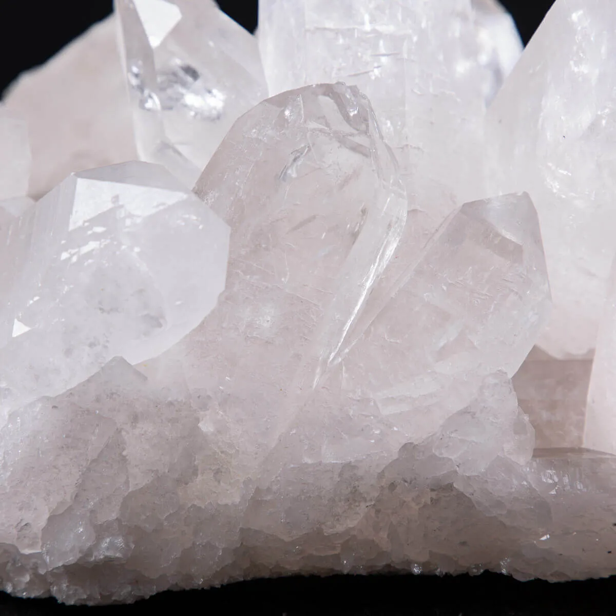 Riflessi di Luce e Saggezza: La Drusa di Quarzo Perfetta per la Meditazione.
