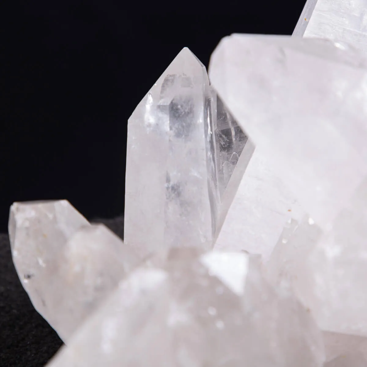 Riflessi di Luce e Saggezza: La Drusa di Quarzo Perfetta per la Meditazione.