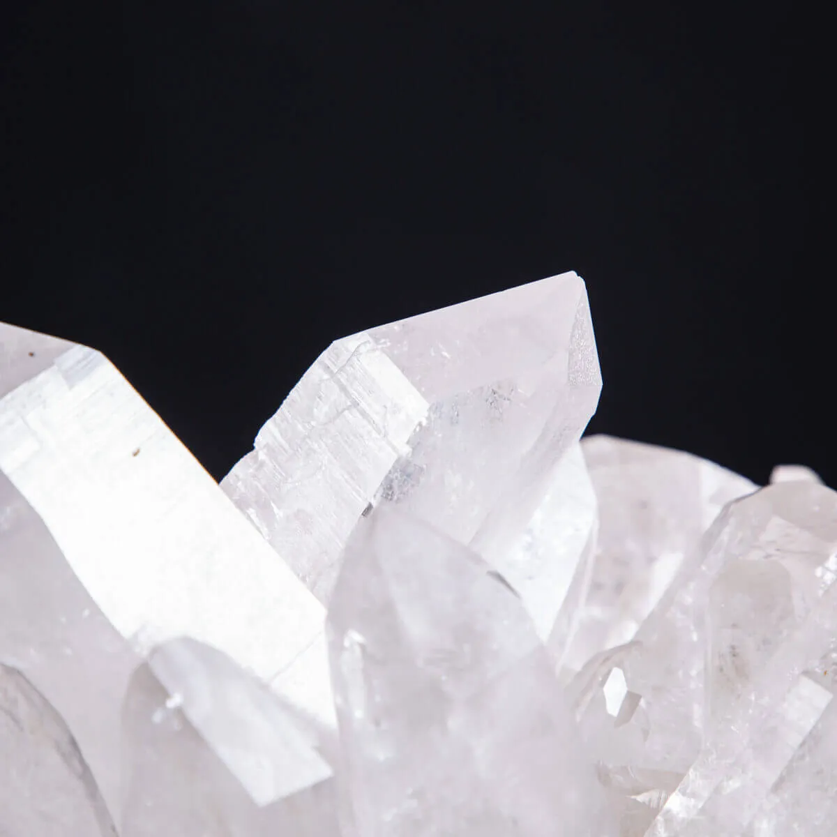 Riflessi di Luce e Saggezza: La Drusa di Quarzo Perfetta per la Meditazione.