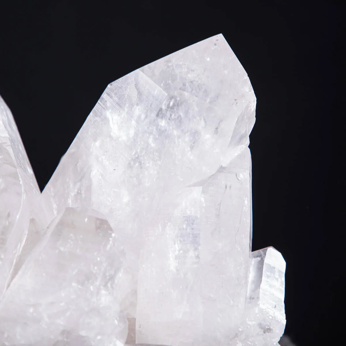 Riflessi di Luce e Saggezza: La Drusa di Quarzo Perfetta per la Meditazione.