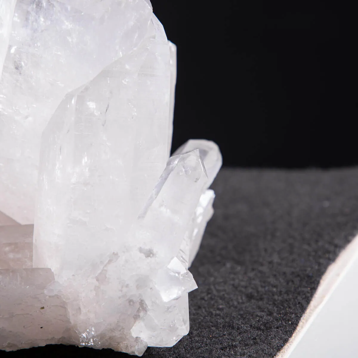 Riflessi di Luce e Saggezza: La Drusa di Quarzo Perfetta per la Meditazione.