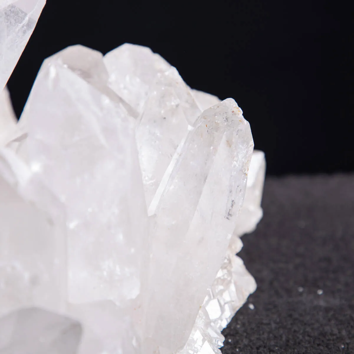 Riflessi di Luce e Saggezza: La Drusa di Quarzo Perfetta per la Meditazione.